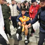 Xúc Động Khoảnh Khắc Bố Mẹ Hiểu Minh Đón Con Trai Ngồi Xe Lăn Sau Chấn Thương Nặng 1