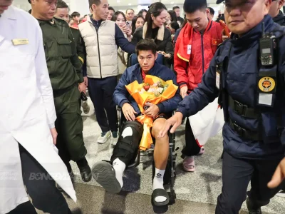 Xúc Động Khoảnh Khắc Bố Mẹ Hiểu Minh Đón Con Trai Ngồi Xe Lăn Sau Chấn Thương Nặng