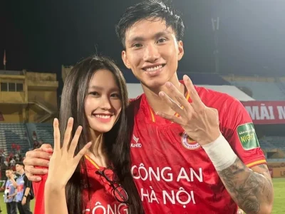 Đoàn Văn Hậu ‘đóng cửa’ MXH, Doãn Hải My mỉm cười bế con cổ vũ chồng giữa scandal ồn ào