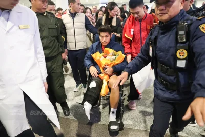 Xúc Động Khoảnh Khắc Bố Mẹ Hiểu Minh Đón Con Trai Ngồi Xe Lăn Sau Chấn Thương Nặng 1