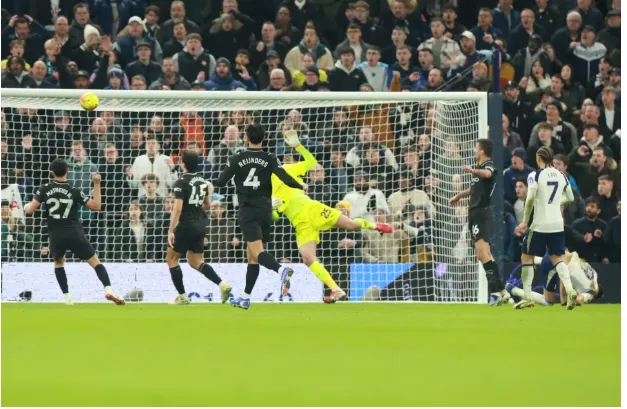 Dominic Solanke tái hiện siêu phẩm bọ cạp của Giroud 1 Dominic Solanke tái hiện siêu phẩm bọ cạp của Giroud 1